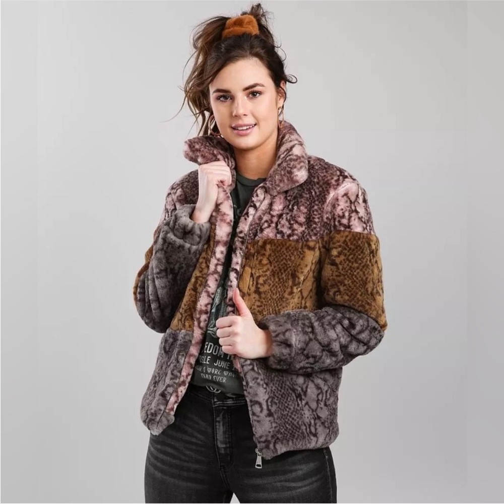 Zip Up🩷🤎 Teddy Faux Fur Jacket Vigoss
Gimmicks SZ Large SOFT COZY